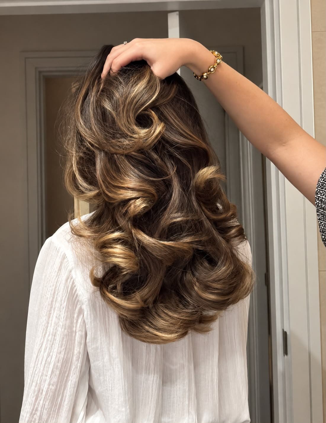 Cabello castano con ondas trabajadas