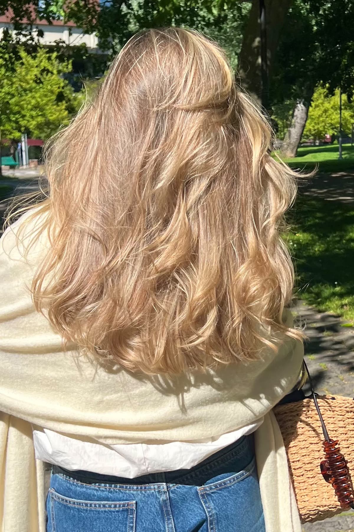 Melena ondulada al sol, de espaldas