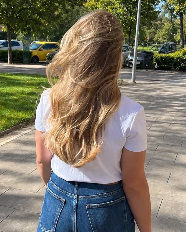 Melena suelta al sol, de espaldas
